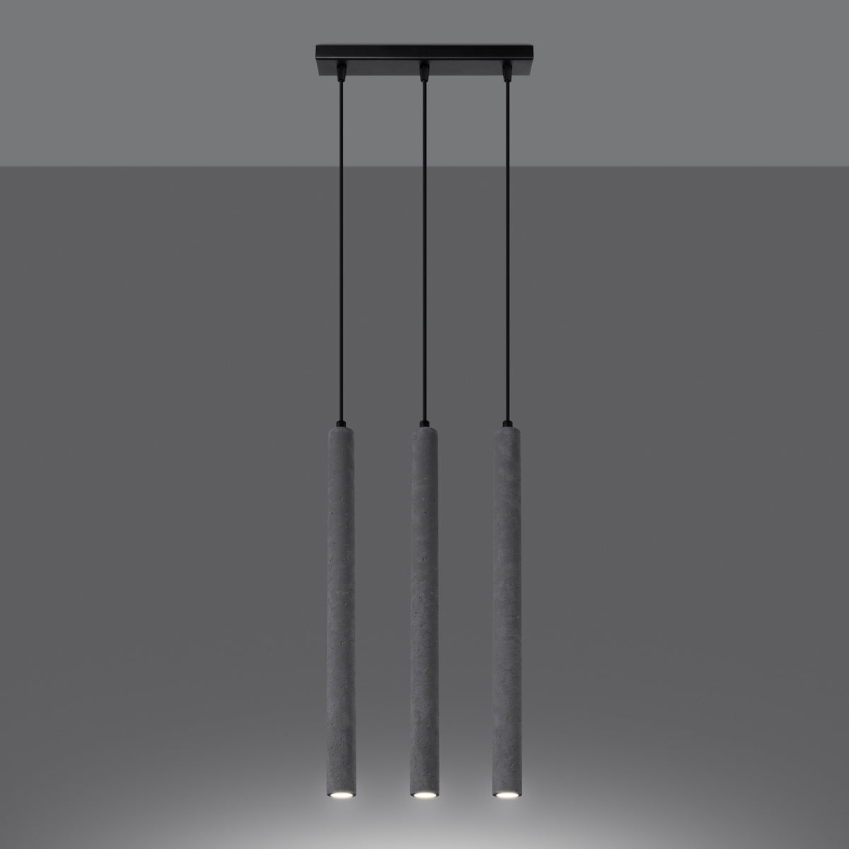 Pendelleuchte PASTELO 3L aus Beton – eingeschaltet, drei Lichtquellen erzeugen sanftes Downlight