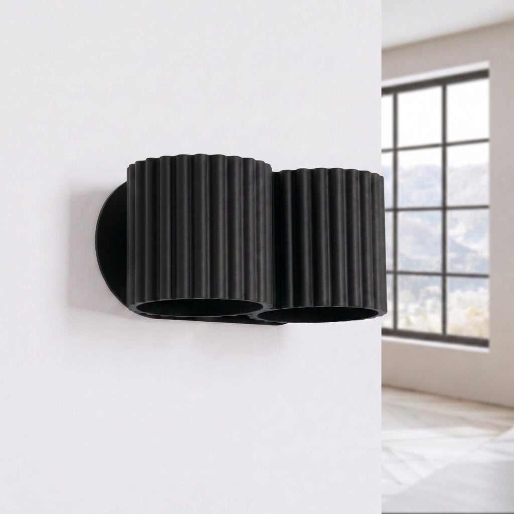 Wandleuchte AURA 2 in Schwarz – zwei geriffelte Leuchtenkörper mit Up- & Downlight | Dexity