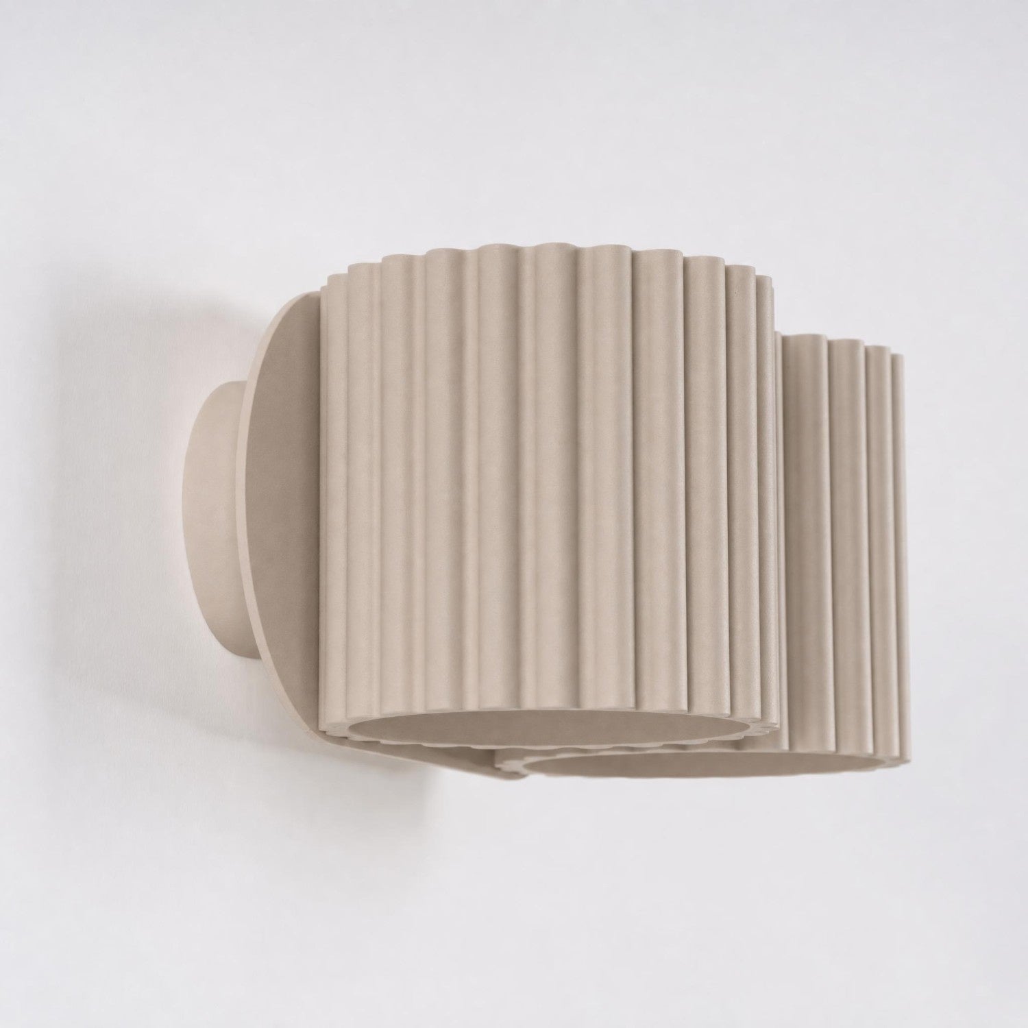 Wandleuchte AURA 2 in Taupe von der Seite – geriffelte Oberfläche und Ausladung von der Wand | Dexity