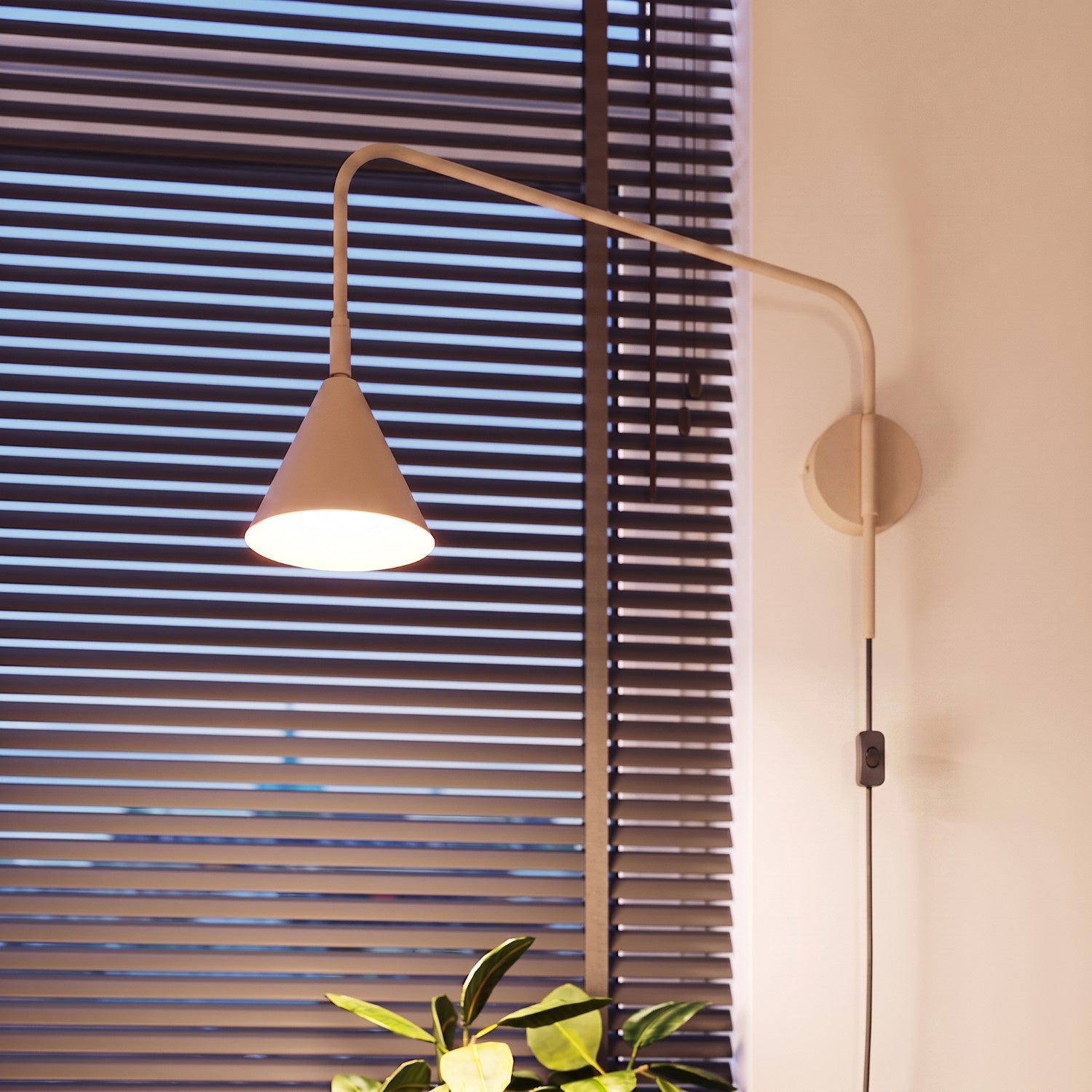 Wandleuchte "NOX" mit Stecker und Kabelschalter