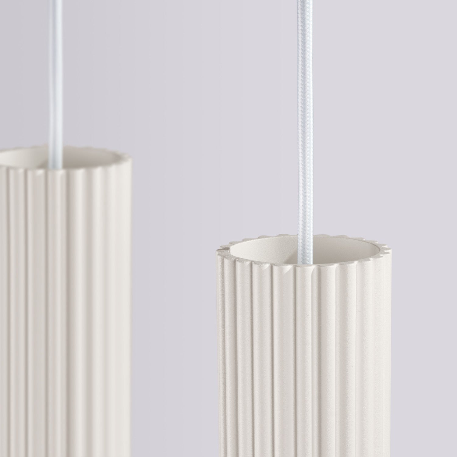Pendelleuchte KARBON 4L in Beige – offene Oberkante mit Textilkabel und senkrechter Riffelung | Dexity